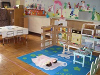 ４月２４日、幼稚園保育料補助が充実している東京都江戸川区立幼稚園を視察しました