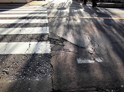 大山軌道の大石橋の横断歩道内の道路の傷み